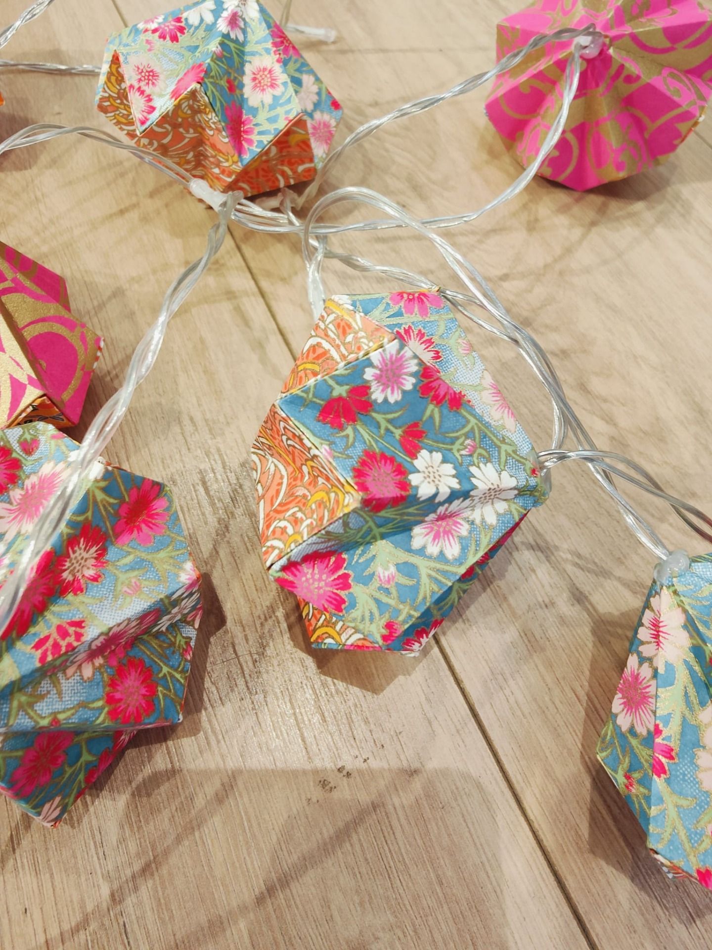 guirlande lumineuse tons orangés et fuchsia