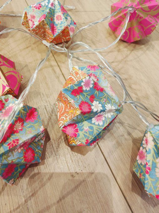 guirlande lumineuse tons orangés et fuchsia