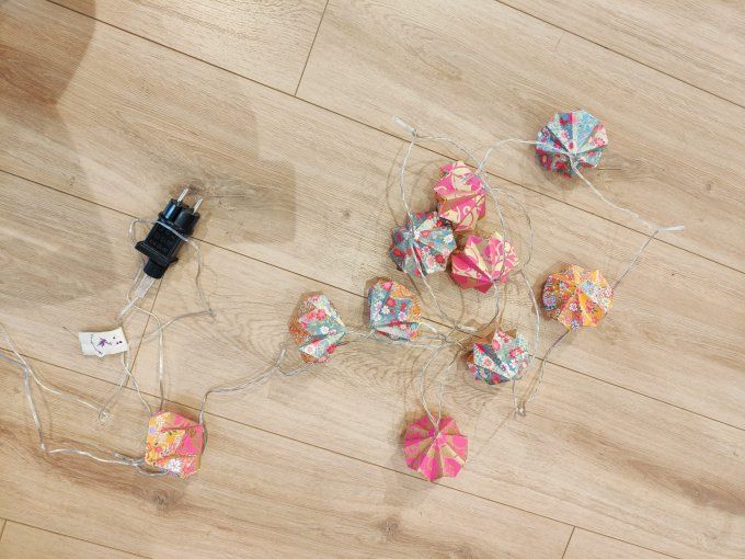 guirlande lumineuse tons orangés et fuchsia