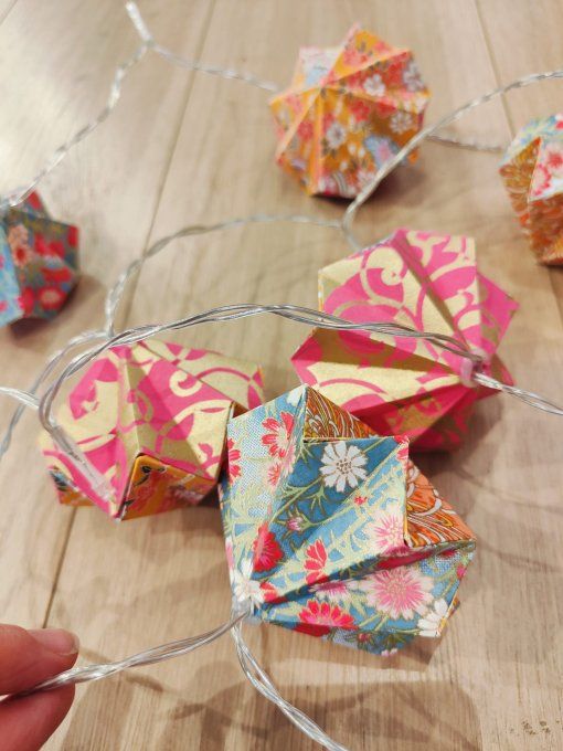 guirlande lumineuse tons orangés et fuchsia